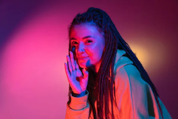 Femei tinere caucaziene portret pe fundal studio întunecat în neon. Conceptul de emoții umane, expresie facială . — Fotografie, imagine de stoc