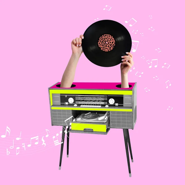 良い音を出す方法。紫の背景にレトロなビニールレコードを保持する女性の手。音楽の概念. — ストック写真