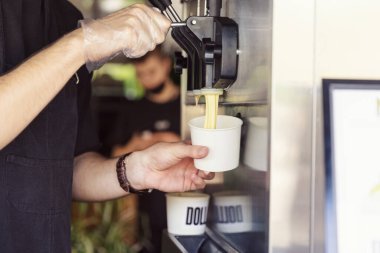 Makineden alınmış dondurmalı insan eli konisi.