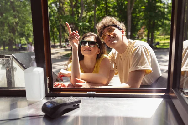 Boldog vonzó fiatal pár romantikusan eszik egy friss pizzát a szabadban. — Stock Fotó