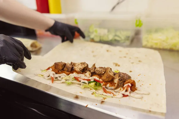 El kebab Doner aislado sobre un fondo blanco. — Foto de Stock