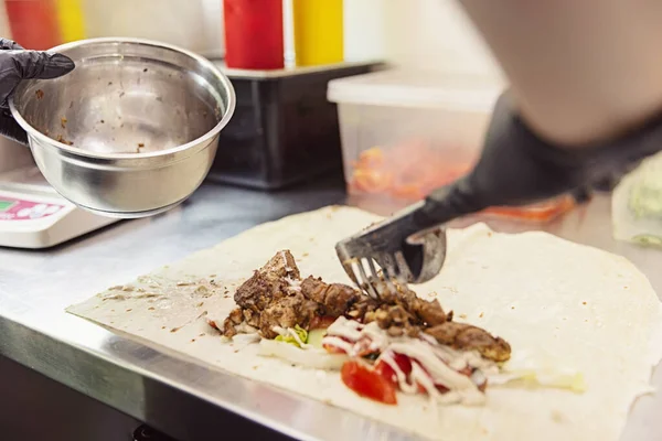 O kebab Doner isolado em um fundo branco. — Fotografia de Stock