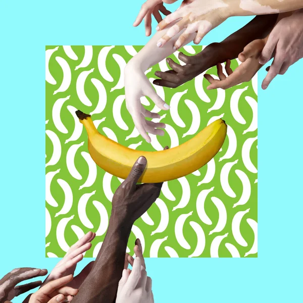 Söt smak. Många händer med banan på abstrakt färg sommar bakgrund. Copyspace till text. Modern design. — Stockfoto