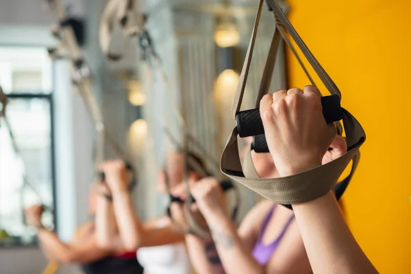 Közelkép női kéz edzés közben a fitneszteremben. Fitness, karcsúsító és egészséges életmód koncepció. — Stock Fotó