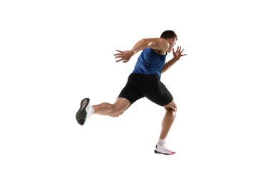 Kafkas profesyonel erkek atlet, atlet eğitimi beyaz stüdyo arka planında izole edilmiş. Kaslı, sportif bir adam. Eylem anlayışı, hareket, gençlik, sağlıklı yaşam tarzı. Reklam için kopyalama alanı.