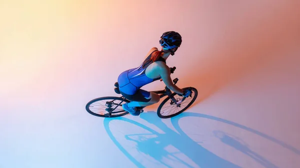 Wysoki kąt widzenia kobiet rowerzystów jazda na rowerze izolowane na tle neonu — Zdjęcie stockowe