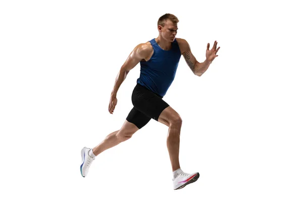 Bělošský profesionální mužský atlet, běžecký trénink izolovaný na bílém pozadí studia. Svalnatý, sportovní muž. Koncept akce, pohybu, mládí, zdravého životního stylu. Kopírovací prostor pro reklamu. — Stock fotografie