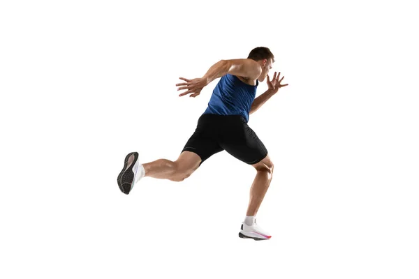 Atleta masculino profesional caucásico, entrenamiento de corredor aislado en fondo de estudio blanco. Hombre musculoso y deportivo. Concepto de acción, movimiento, juventud, estilo de vida saludable. Copyspace para anuncio. — Foto de Stock