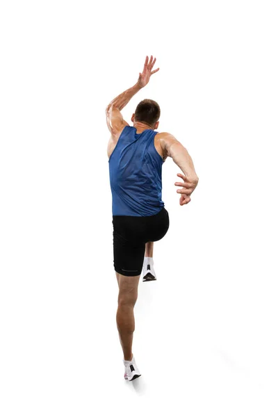 Atleta masculino profesional caucásico, entrenamiento de corredor aislado en fondo de estudio blanco. Hombre musculoso y deportivo. Concepto de acción, movimiento, juventud, estilo de vida saludable. Copyspace para anuncio. — Foto de Stock