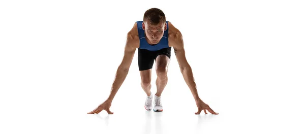 백인 남자 프로 운동 선수, 백인 스튜디오 배경에서 고립된 달리기 선수. 근육, 운동적 인 남자. 행동, 움직임, 젊음, 건강 한 생활 방식의 개념. 광고를 위한 복사 공간. — 스톡 사진