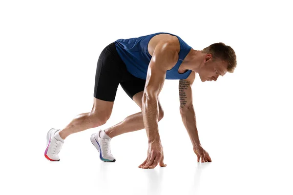 Atleta masculino profesional caucásico, entrenamiento de corredor aislado en fondo de estudio blanco. Hombre musculoso y deportivo. Concepto de acción, movimiento, juventud, estilo de vida saludable. Copyspace para anuncio. —  Fotos de Stock