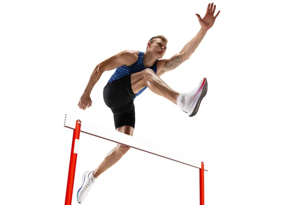 Atleta hombre atleta salta sobre la barrera aislada sobre fondo blanco. —  Fotos de Stock