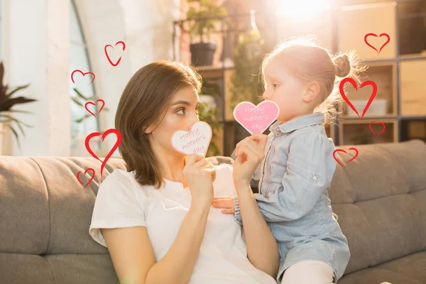 Amor parental. Mulher sorridente e menina, mãe e filha bonita em casa. Tempo de família, união, parentalidade e conceito de infância feliz. Projeto de cartão de saudação para o dia das mães. — Fotografia de Stock