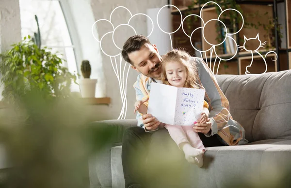 Smiling father and little cute daughter at home. Family time, togehterness, parenting and happy childhood concept. Greeting card design for Fathers day. — Stock fotografie