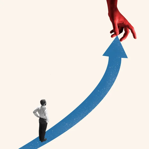 Uomo d'affari di successo in piedi sulla freccia blu, percorso verso il successo e l'obiettivo. La giusta direzione — Foto Stock