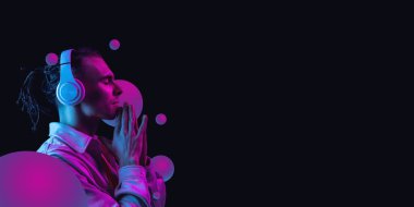 Genç yakışıklı adam karanlık arka planda, neon ışıkta izole edilmiş. Güzellik kavramı, moda, reklam. El ilanı