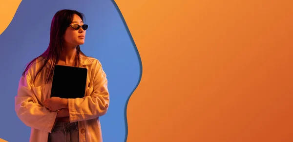 Koláž současného umění, moderní design. Retro styl. Žena na barevném pozadí studia ve stylu časopisu. Modrá a oranžová — Stock fotografie