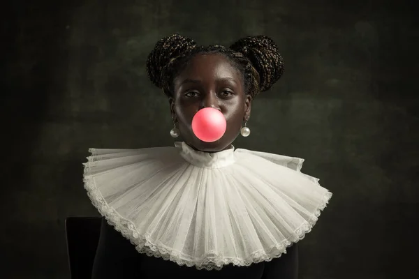 Siyah, beyaz yakalı, koyu yeşil arka planda yalnız poz veren ortaçağ Afrikalı genç kadın portresi.. — Stok fotoğraf