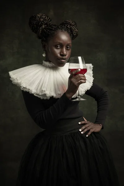非洲中世纪年轻女子的画像，穿着黑色复古服装，大白领，与深绿色背景隔离。干杯 — 图库照片