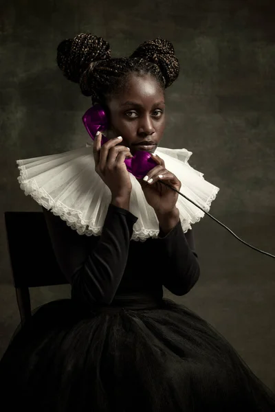 Porträt einer mittelalterlichen afrikanischen jungen Frau in schwarzem Vintage-Kleid mit großem weißen Kragen, die isoliert auf dunkelgrünem Hintergrund posiert. — Stockfoto