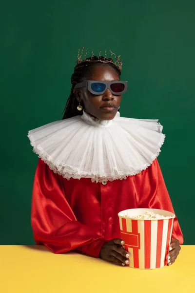 Yeşil arka planda izole edilmiş büyük beyaz yakalı parlak kırmızı elbiseli bir Afrikalı genç kadın. Devir, moda, mizah, reklam karşılaştırması kavramı. — Stok fotoğraf