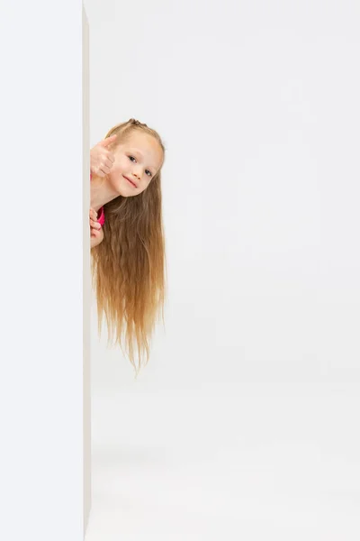 Porträtt av trevlig vacker liten flicka i casual kläder isolerad på vit studio bakgrund. Glad barndom. — Stockfoto