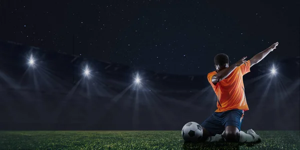 Victoire, victoire. Football masculin, joueur de football après le match de football isolé sur fond de ciel au stade avec des lampes de poche — Photo