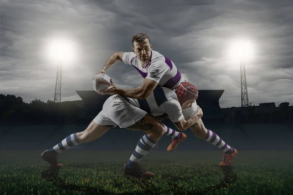 Zwei professionelle männliche Rugbyspieler spielen isoliert auf Stadionhintergrund. Konzept von Sport, Action, Bewegung, Wettbewerb. — Stockfoto