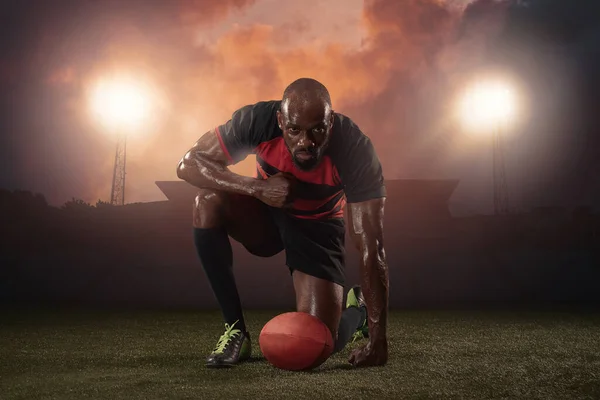 Jugador de rugby masculino profesional posando aislado en el fondo del estadio. Atleta africano en forma preparándose para el partido — Foto de Stock