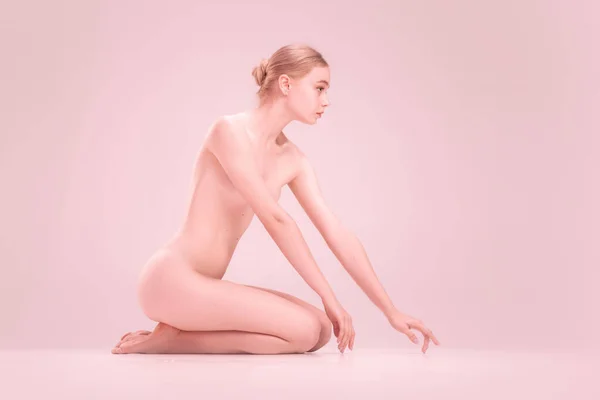Graceful fragile giovane ragazza nuda bella ragazza posa isolata su sfondo studio rosa. Concetto di bellezza, purezza, tenerezza e grazia. — Foto Stock