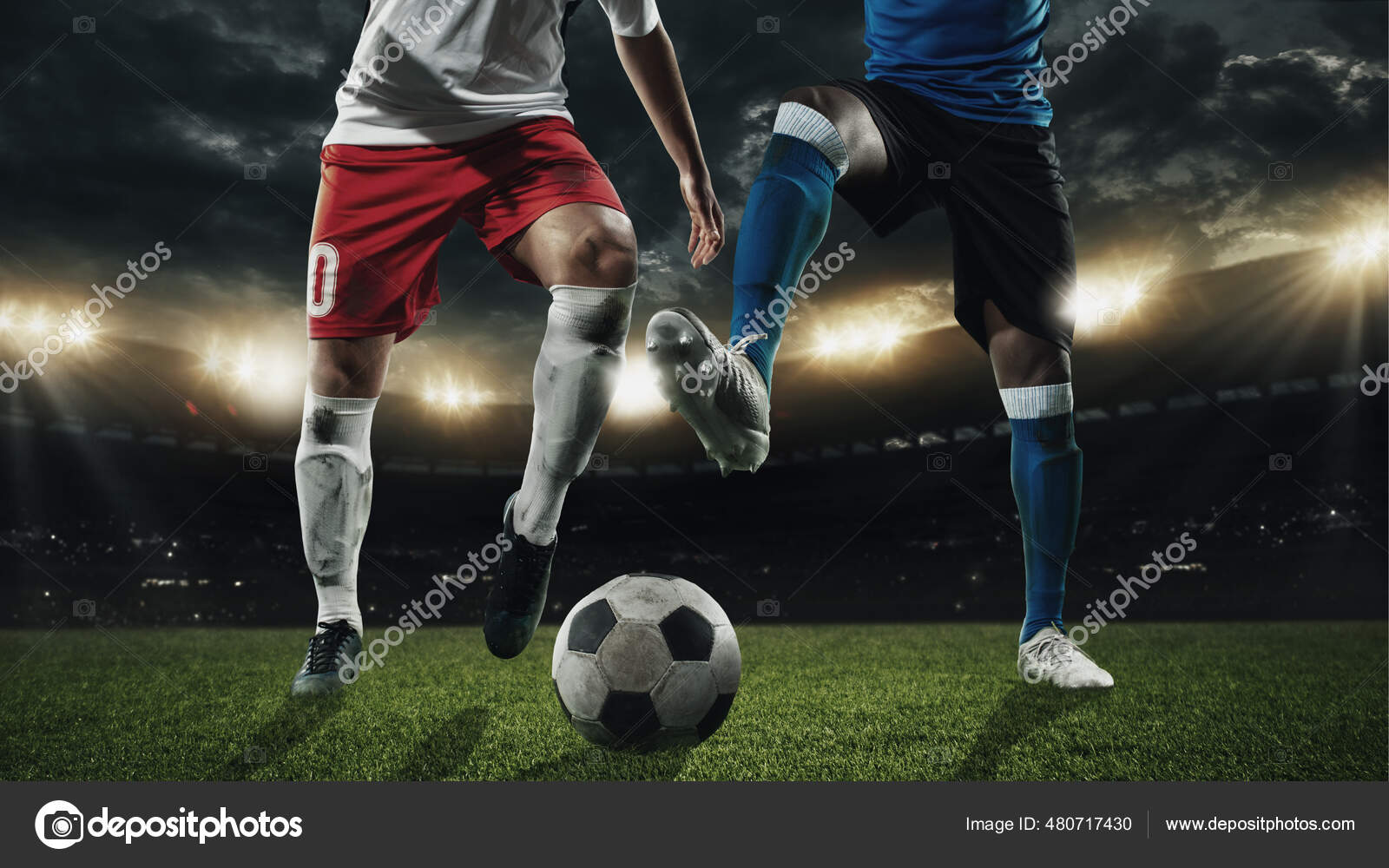 Dois jogadores de futebol masculino, bola driblando no estádio durante o  jogo de esporte no fundo do céu escuro. fotos, imagens de ©  vova130555@gmail.com #480717430