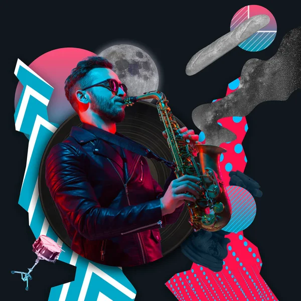 Jovem tocando saxofone isolado sobre preto vermelho azul fundo abstrato. Colagem de arte contemporânea. Inspiração, ideia, estilo de revista urbana na moda. — Fotografia de Stock