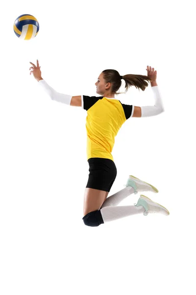 Jogadora de voleibol profissional feminina com bola isolada no fundo do estúdio branco. O atleta, exercício, ação, esporte, estilo de vida saudável, treinamento, conceito de aptidão. — Fotografia de Stock