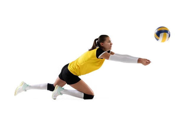 Vrouwelijke professionele volleybalspeler met bal geïsoleerd op witte studio achtergrond. De atleet, oefening, actie, sport, gezonde levensstijl, training, fitness concept. — Stockfoto