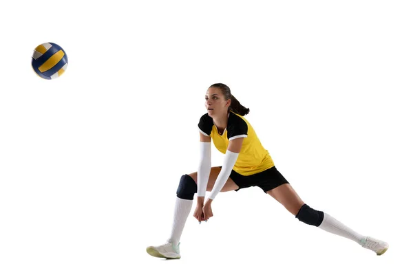 Vrouwelijke professionele volleybalspeler met bal geïsoleerd op witte studio achtergrond. De atleet, oefening, actie, sport, gezonde levensstijl, training, fitness concept. — Stockfoto