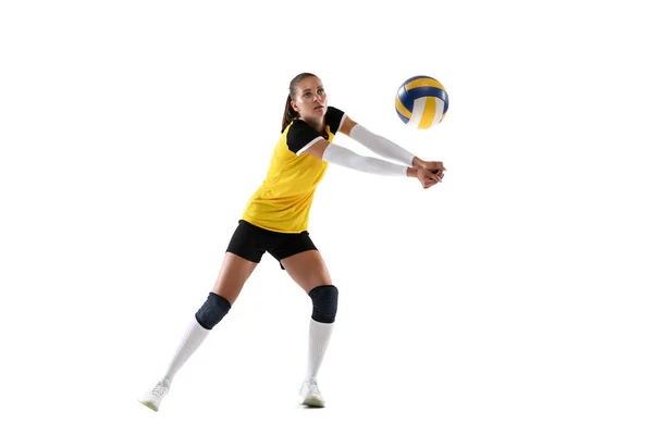 Giocatrice professionista femminile di pallavolo con palla isolata su sfondo bianco. L'atleta, l'esercizio fisico, l'azione, lo sport, lo stile di vita sano, l'allenamento, il concetto di fitness. — Foto Stock