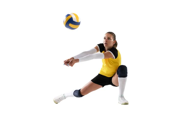 Giocatrice professionista femminile di pallavolo con palla isolata su sfondo bianco. L'atleta, l'esercizio fisico, l'azione, lo sport, lo stile di vita sano, l'allenamento, il concetto di fitness. — Foto Stock