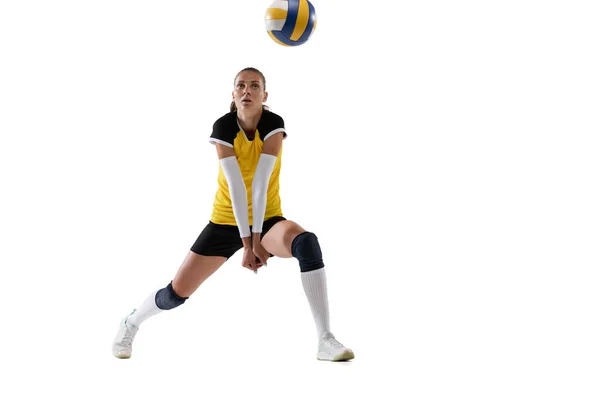 Giocatrice professionista femminile di pallavolo con palla isolata su sfondo bianco. L'atleta, l'esercizio fisico, l'azione, lo sport, lo stile di vita sano, l'allenamento, il concetto di fitness. — Foto Stock