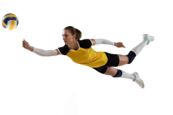 Žena profesionální volejbalista s míčem izolované na bílém pozadí studia. Sportovec, cvičení, akce, sport, zdravý životní styl, trénink, fitness koncept. — Stock fotografie
