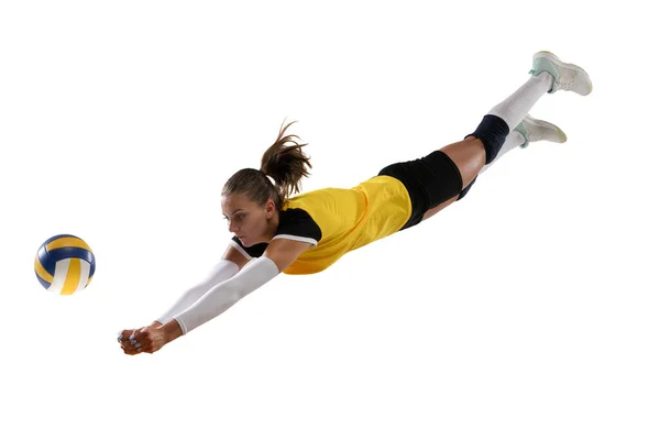Giocatrice professionista femminile di pallavolo con palla isolata su sfondo bianco. L'atleta, l'esercizio fisico, l'azione, lo sport, lo stile di vita sano, l'allenamento, il concetto di fitness. — Foto Stock