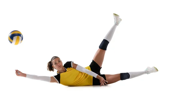 Vrouwelijke professionele volleybalspeler met bal geïsoleerd op witte studio achtergrond. De atleet, oefening, actie, sport, gezonde levensstijl, training, fitness concept. — Stockfoto