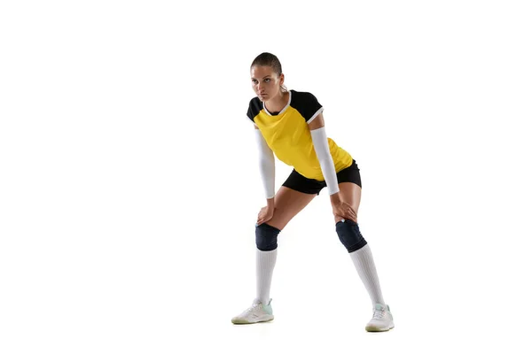 Vrouwelijke professionele volleybalspeler met bal geïsoleerd op witte studio achtergrond. De atleet, oefening, actie, sport, gezonde levensstijl, training, fitness concept. — Stockfoto