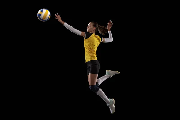 Pemain voli profesional wanita dengan bola terisolasi di latar belakang studio hitam. Atlet, olahraga, aksi, olahraga, gaya hidup sehat, pelatihan, konsep kebugaran. — Stok Foto
