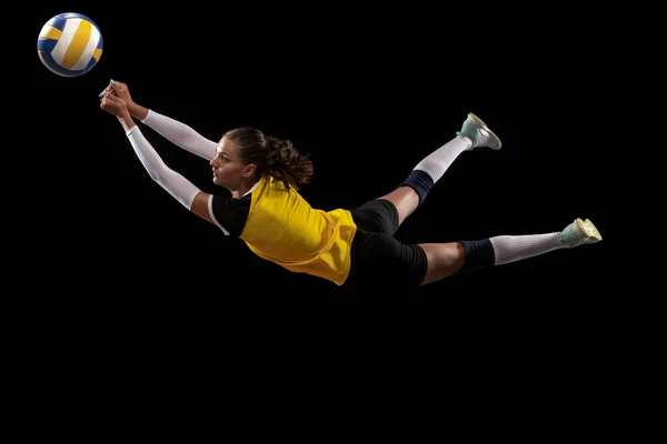Jogadora de voleibol profissional feminina com bola isolada no fundo do estúdio preto. O atleta, exercício, ação, esporte, estilo de vida saudável, treinamento, conceito de aptidão. — Fotografia de Stock
