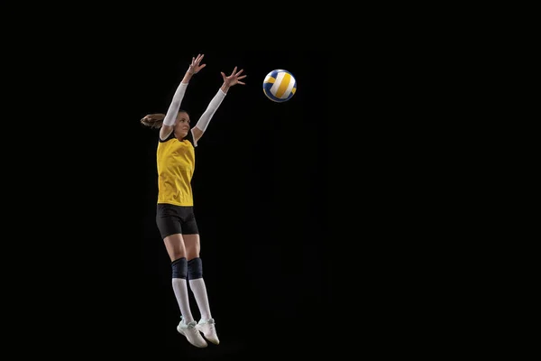 Vrouwelijke professionele volleybalspeler met bal geïsoleerd op zwarte studio achtergrond. De atleet, oefening, actie, sport, gezonde levensstijl, training, fitness concept. — Stockfoto