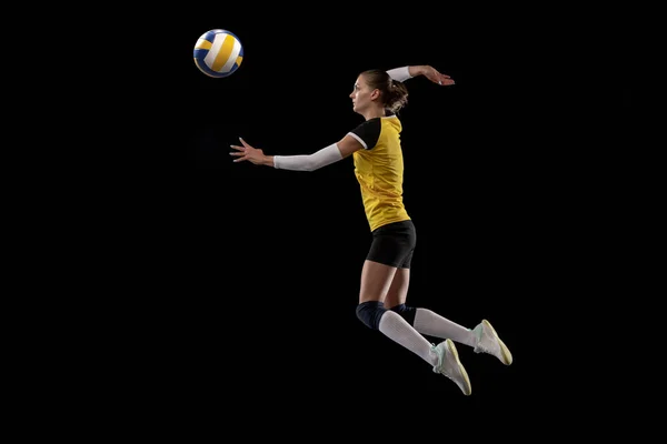 Jogadora de voleibol profissional feminina com bola isolada no fundo do estúdio preto. O atleta, exercício, ação, esporte, estilo de vida saudável, treinamento, conceito de aptidão. — Fotografia de Stock