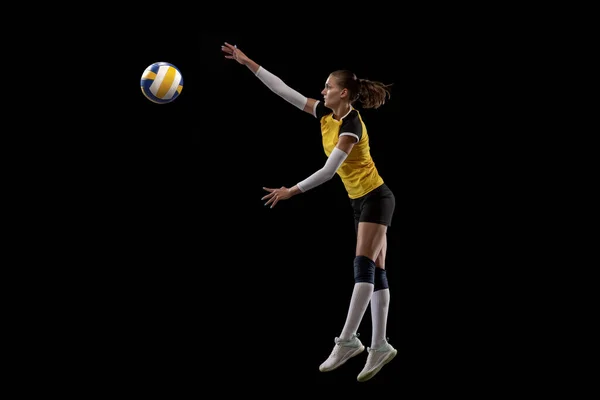 Жіночий професійний волейболіст з м'ячем ізольовано на чорному студійному фоні. Спортсмен, вправа, дія, спорт, здоровий спосіб життя, тренування, фітнес-концепція . — стокове фото
