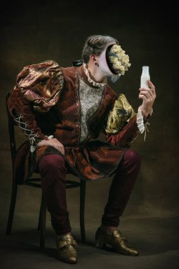 Eski giysiler içindeki ortaçağ kraliyet ailesi mensubu gibi. Devir, sanat eseri, rönesans, barok tarzı karşılaştırma kavramı. Yaratıcı kolaj. Sürrealizm