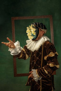 Eski giysiler içindeki ortaçağ kraliyet ailesi mensubu gibi. Devir, sanat eseri, rönesans, barok tarzı karşılaştırma kavramı. Yaratıcı kolaj. Sürrealizm