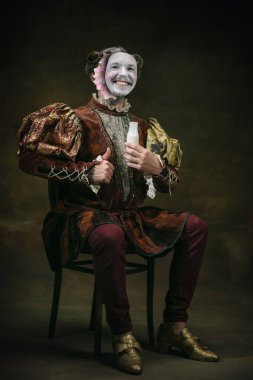 Eski giysiler içindeki ortaçağ kraliyet ailesi mensubu gibi. Devir, sanat eseri, rönesans, barok tarzı karşılaştırma kavramı. Yaratıcı kolaj. Sürrealizm